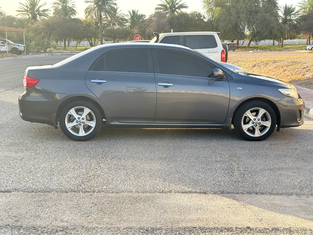 Toyota Corolla 2013 — photo 1 of 8