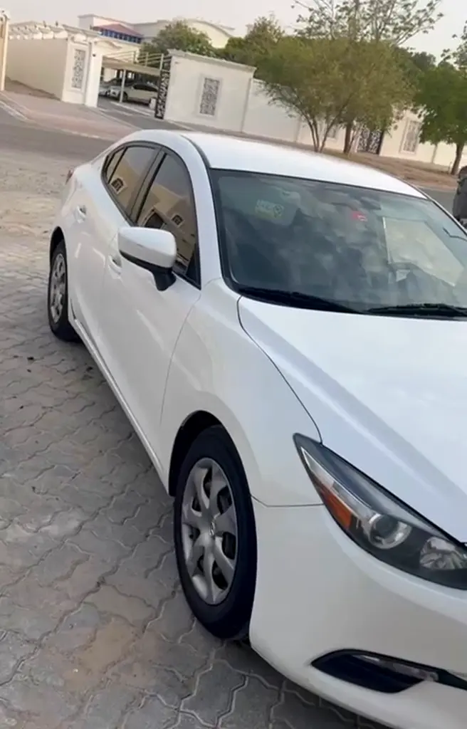 Mazda 3 2019 — photo 1 of 2