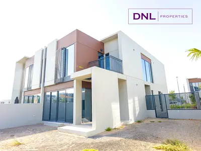 4 Bedroom \\ Spacious \\ Single Row \\ Large Plot