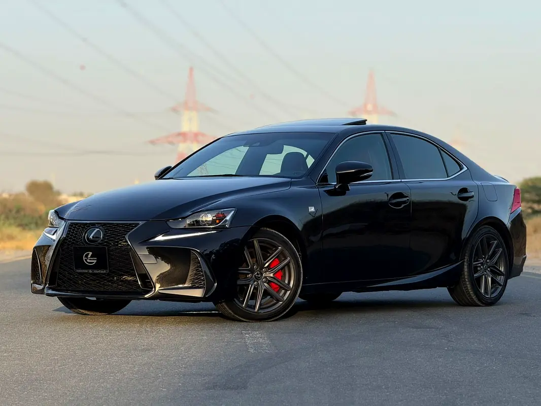 Lexus IS-Series 2018 — photo 1 of 9