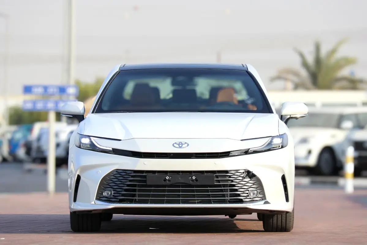 Toyota Camry 2026 — photo 1 of 19