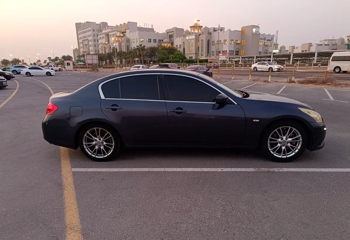 Infiniti G37 2010 — photo 1 of 6