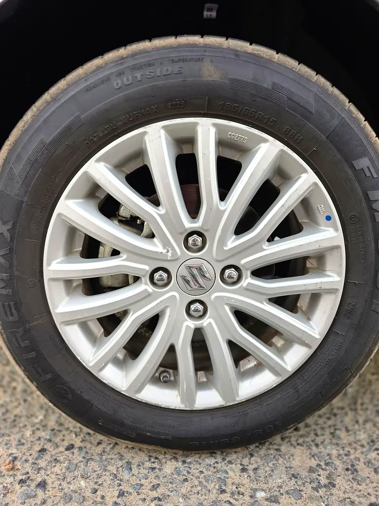 Suzuki Swift 2023 — photo 1 of 10