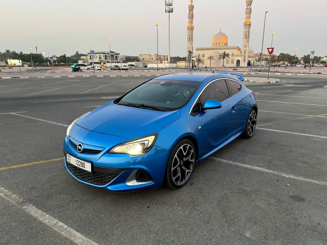 Opel Astra 2014 — photo 1 of 19