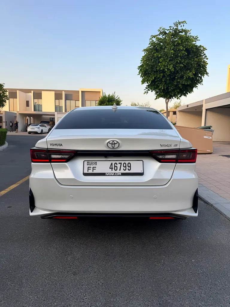 Toyota Yaris 2024 — photo 1 of 8