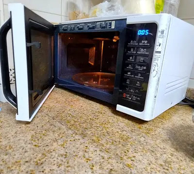 Samsung Countertop Microwave Oven - Good Working Condition