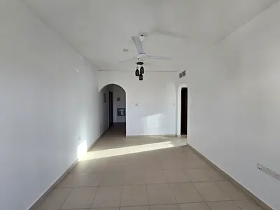 لأيجار السنوي غرفة وصالة في القليعة بأطلالة مفتوحة بلكامل موقف ترابي جيد جدا مساحة واسعة جدا