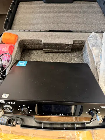 Dual-channel UHF Wireless Microphone Receiver (used)