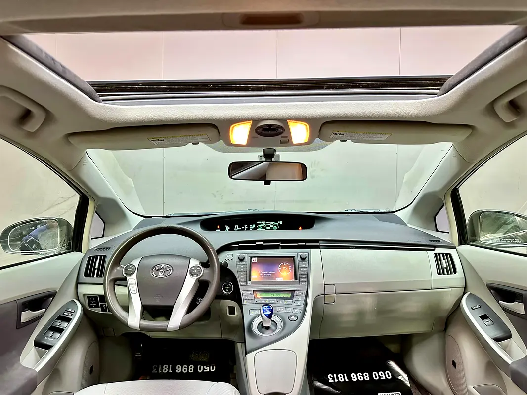 Toyota Prius 2010 — photo 1 of 14