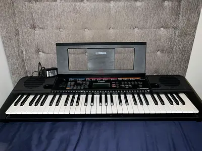 Yamaha PSR-E263 Keyboard with Stand (Excellent Condition)