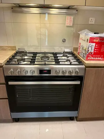 Bosch Gas Cooker + Oven (5 Burner) HGW3ASQ50M – AED 1,200