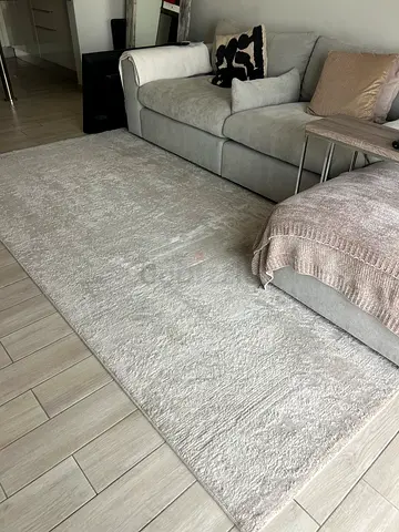 Light neutral colour plush rug - 3m x 2m .. immaculate.