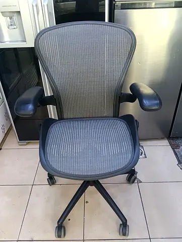 Herman Miller Aeron chair.size b.confirtable