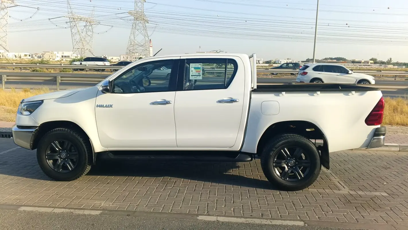 Toyota Hilux 2025 — photo 1 of 8