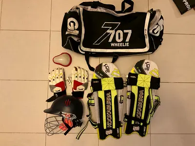 Complete Youth Cricket Kit with GM Wheelie Bag