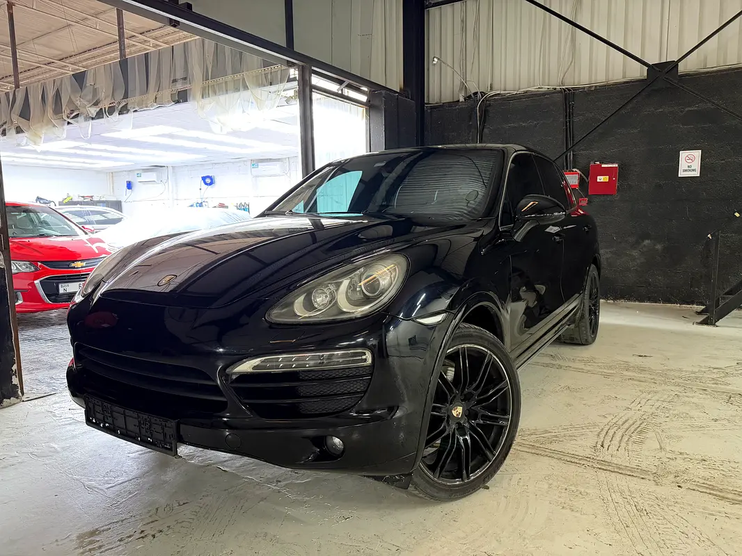 Porsche Cayenne 2012 — photo 1 of 13