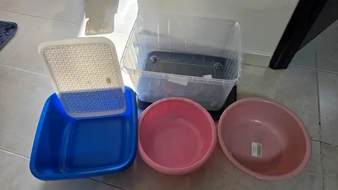 Set of plastic basins,  container with lid on the weels, tray - good condition