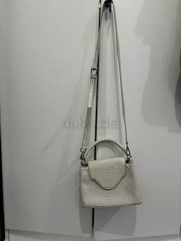 White textured leather crossbody bag with detachable strap