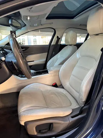 صورة 8 لـ 2016 Jaguar XE