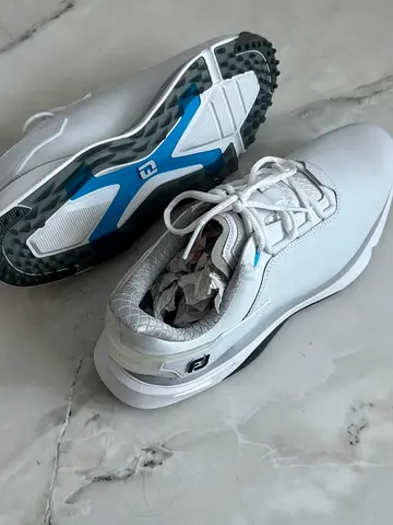 Golf shoes