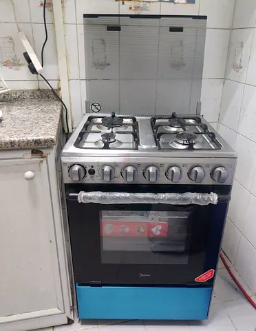 Midea Freestanding Gas with 4 Burners and Closed door grillings -flawless Working Condition.