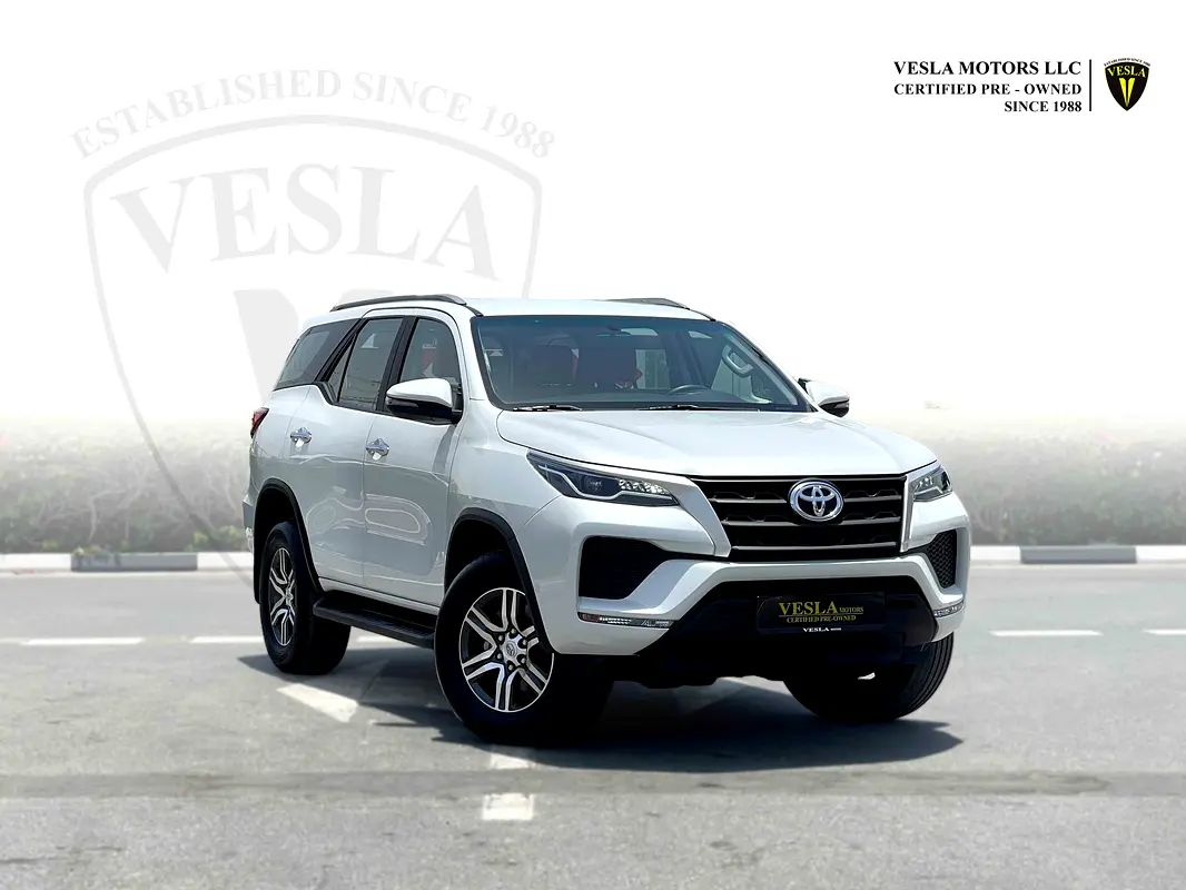 Toyota Fortuner 2023 — photo 1 of 20