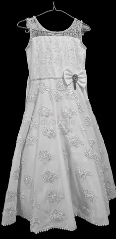 White Lace Girls Party/Flower Girl Dress with Bow - Waist 72 cms
Chest 76 cms Lenght 120cms