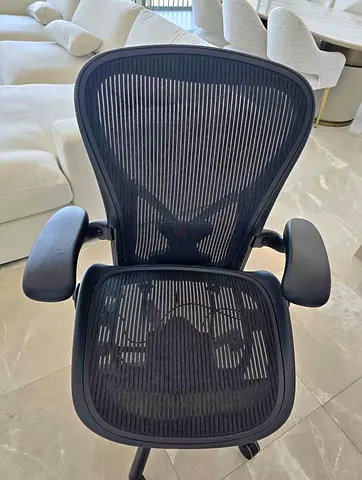 I am selling herman miller Aeron chair.size B.good condition only little use