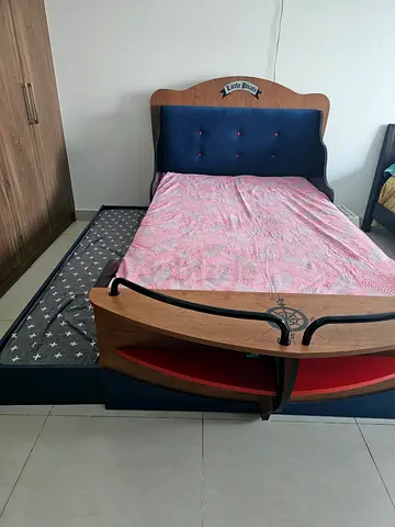 Pirate-Themed Sliding 2-in-1 Kids Bed + Matching Bedside Table – Like New