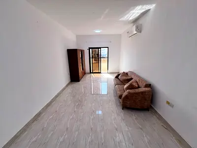 استوديو للإيجار السنوي في الجرف 3 عجمان – 20000 درهم – مساحة كبيرة – بلكونة – تكييف سبليت – قريب من السوق الصيني