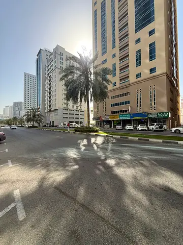 شقة غرفة نوم وصالة للإيجار في موقع مميز داخل منطقة التعاون – برج منازل 5، بإطلالة مفتوحة ومساحات واسعة، وقريبة من جميع الخدمات.