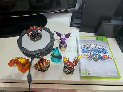 Skylanders figures  portal with Skylanders: Spyros Adventure (Xbox 360)
