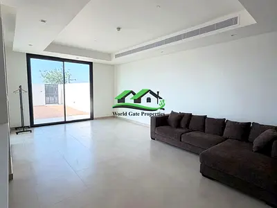 Unique Lifestyle Single Middle Unit Vacant Now