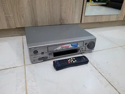 Philips Multisystem VHS Cassette Tape VCR Player with original remote in excellent working condition