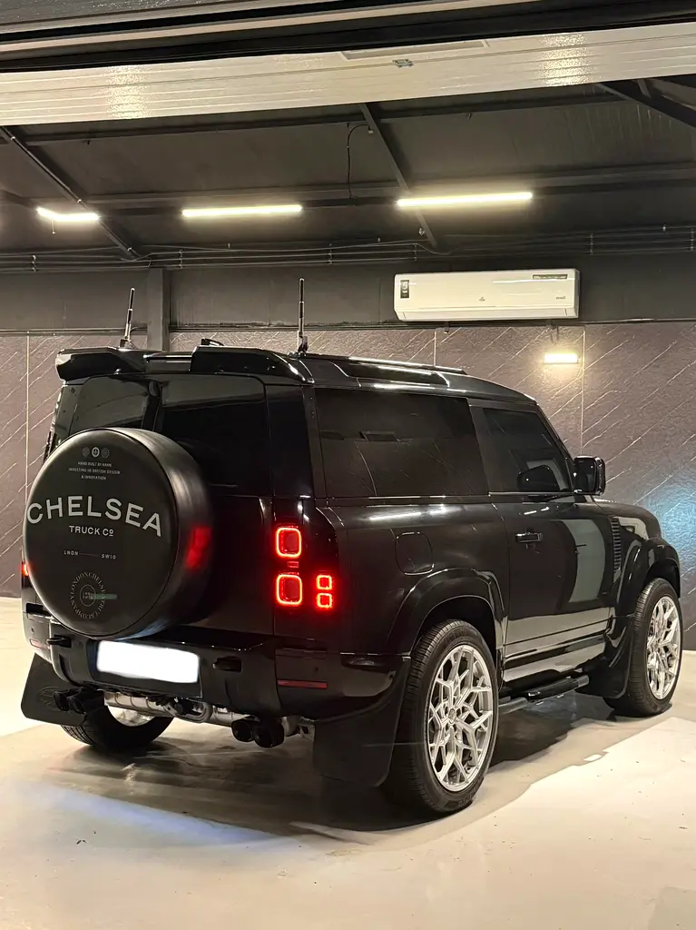 Land Rover Defender 2022 — photo 1 of 10