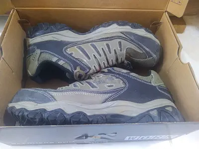 Safety shoes for sale from  skechers