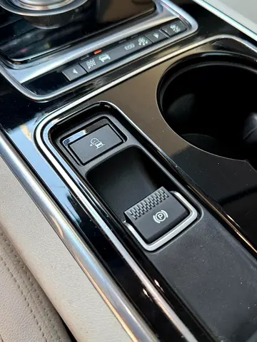 صورة 12 لـ 2016 Jaguar XE