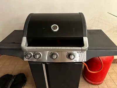 Gas BBQ with large 20.2 gas cylinder