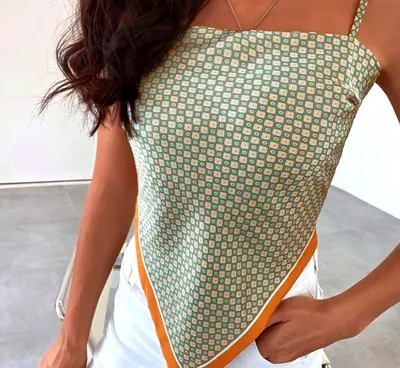 بلوزة نسائية أنيقة بحمالات رفيعة وربطة أمامية