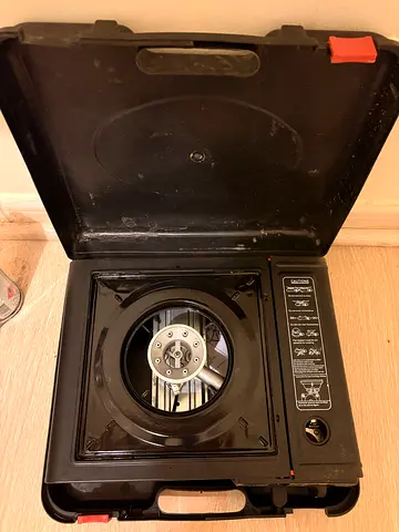 Portable single-burner gas stove in hard case and 7 recharge gaz bonbonnes