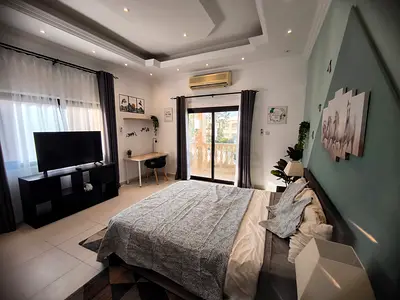 Bright Ensuite Room with Balcony — Western Expat Villa, Umm Suqeim 1, Jumeirah