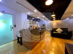 Enjoy a modern workspace that combines flexibility, functionality, and prestige — all under one un