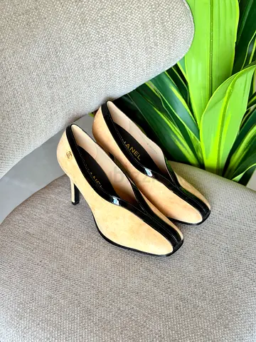 Chanel beige suede  patent leather pumps, size available 35 to 42