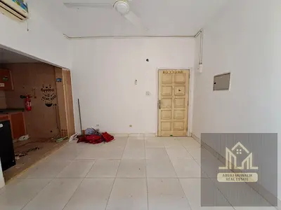 WOW \\ LOOK LIKE A SPACIOUS GORGEOUS APARTMENT \\ AT THE PRIME LOCATION \\ FAMILY BUILDING \\