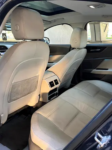 صورة 14 لـ 2016 Jaguar XE