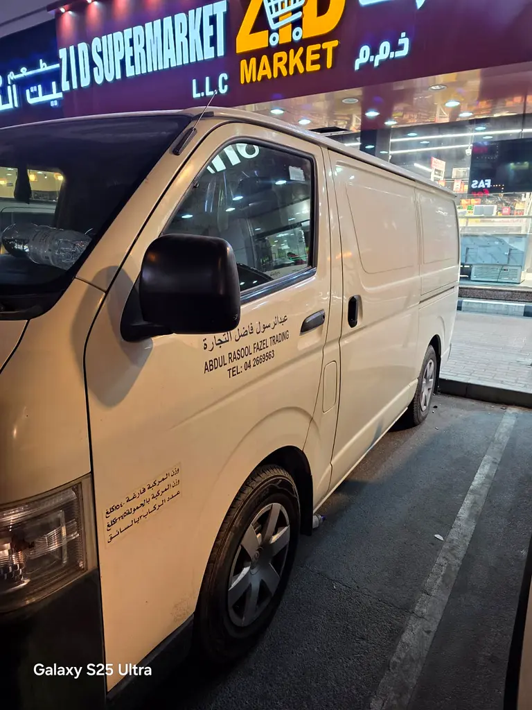 Toyota Hiace 2015 — photo 1 of 14