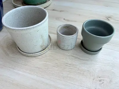 6 ceramic plant pots with saucers