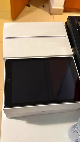 Ipad 5th generation TRA 32gb with original box