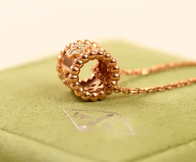 VCA PEPERLEE CLOV YG PENDANT DIAMONDS