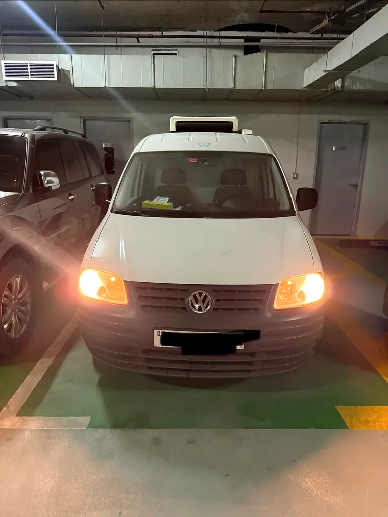 Volkswagen Caddy 2008 — photo 1 of 7